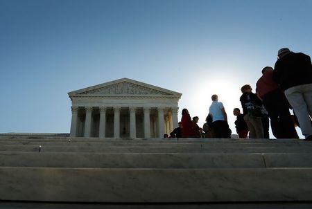 © Reuters. Visitors stand in line to watch arguments on the first day of the new term of the U.S. Supreme Court in Washington