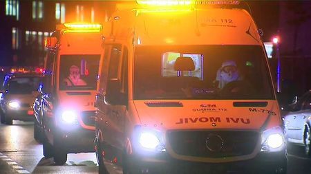 © Reuters. Imagem congelada de TV mostra ambulância levando enfermeira espanhola que contraiu Ebola para o hospital Carlos 3º, em Madri