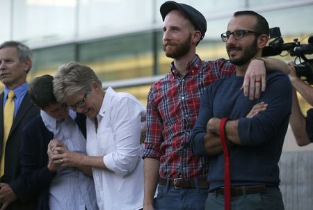 © Reuters. Plaintiffs Kody Partridge and her wife Laurie Wood, Derek Kitchen and his partner Moudi Sbeity attend a same-sex marriage rally in Salt Lake City, Utah