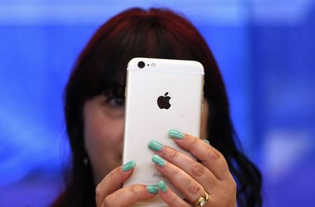 © Reuters. A woman holds an iPhone 6 Plus after it went on sale at the Apple store in Sydney