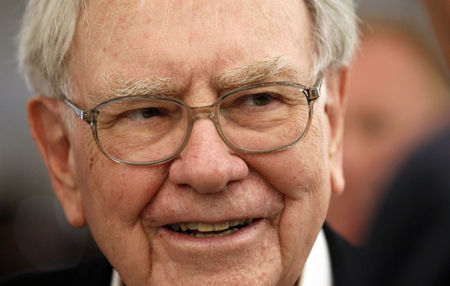 © Reuters. Berkshire Hathaway CEO Warren Buffett listens to a shareholder at the Berkshire-owned Borsheims jewelry store where Buffett was selling jewelry as part of the company annual meeting weekend in Omaha