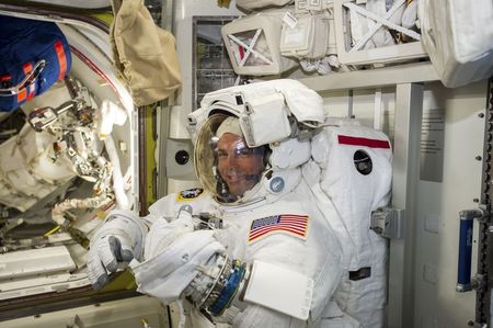 © Reuters. DEUX ASTRONAUTES DE L’ISS EFFECTUENT UNE SORTIE DANS L’ESPACE 