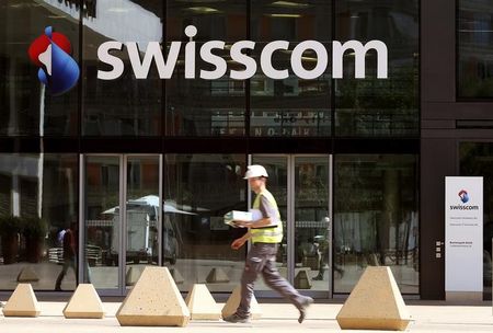 © Reuters. The logo of Swiss telecom company Swisscom AG is seen at an office building in Zurich