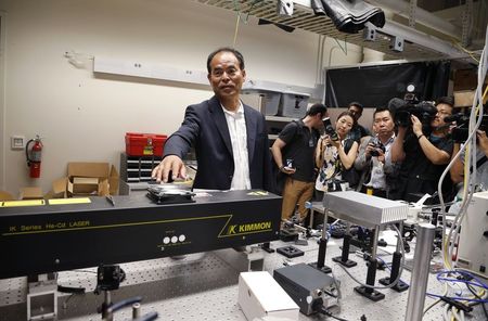 © Reuters. Japanese-born U.S. citizen Nakamura talks about a laser in a lab after winning the 2014 Nobel Prize for Physics, at the University of California Santa Barbara in Isla Vista