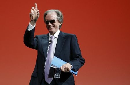 © Reuters. Bill Gross, co-founder and co-chief investment officer of Pacific Investment Management Company (PIMCO), wears sunglasses as he arrives to speak at the Morningstar Investment Conference in Chicago