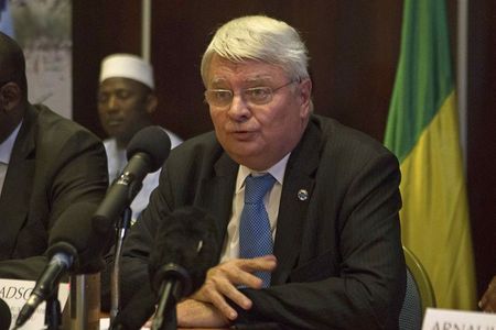 © Reuters. U.N. head of peacekeeping operations Herve Ladsous speaks at a news conference in Bamako