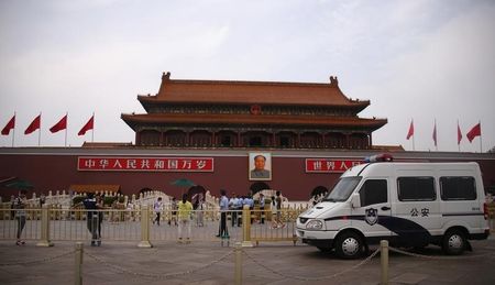 © Reuters. A police car guards in front of a giant portrait of China's late Chairman Mao Zedong at Tiananmen Square in Beijing