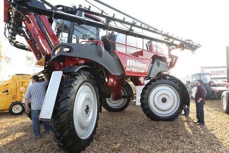 © Reuters. File photo of farmers looking at a Miller Nitro 5240 tractor at the 47th Annual World Ag Expo in Tulare, California