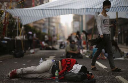 © Reuters. Manifestantes y autoridades de Hong Kong comenzarán conversaciones el viernes