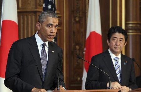 © Reuters. U.S. President Barack Obama attends a news conference with Japanese Prime Minister Shinzo Abe at the Akasaka guesthouse in Tokyo