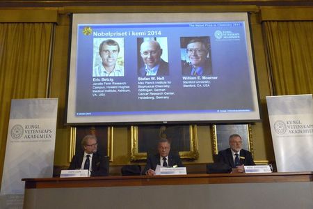 © Reuters. LE NOBEL DE CHIMIE À DEUX AMÉRICAINS ET UN ALLEMAND 