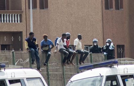 © Reuters. Más de 300 inmigrantes tratan de entrar en Melilla