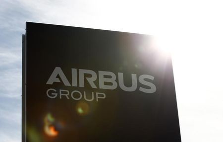 © Reuters. AIRBUS GROUP, DANS LE ROUGE À LA MI-SÉANCE