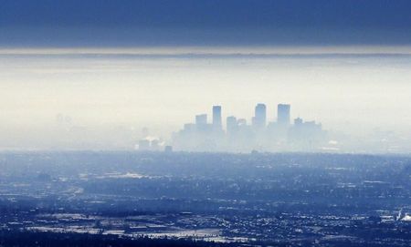 © Reuters. A band of fog envelops downtown Denver