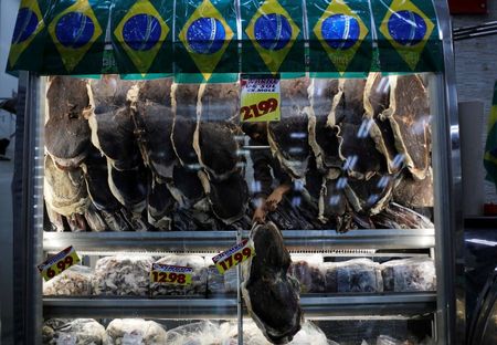 © Reuters. Carnes a venda na vitrine de um açougue, em São Paulo