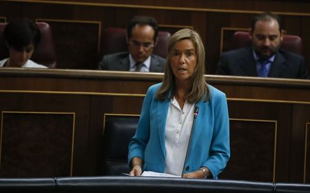 © Reuters. La ministra de Sanidad esquiva las peticiones de dimisión por el ébola