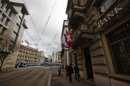 © Reuters. People walk past the building of the bank Safra next to the Paradeplatz square in Zurich