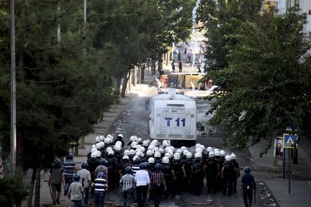 © Reuters. Disturbios en Turquía causan 19 muertos por negativa a ayudar a kurdos