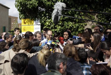 © Reuters.  Médico Germán Ramírez fala com jornalistas no Hospital Carlos 3º, em Madri