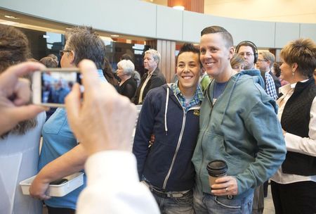 © Reuters. Courtney Yamada-Anderson and Melanie Yamada-Anderson pose for a photo as couples gather at the Ada County Courthouse to apply for same-sex marriage licenses in Boise