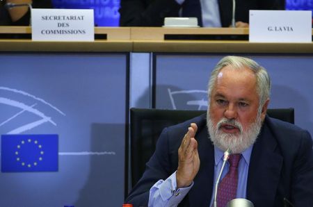 © Reuters. La Eurocámara da luz verde a Cañete, pero no a la candidata eslovena  