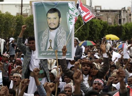 © Reuters. Supporters of the Shi'ite Houthi attend hold a poster of the group's leader Abdul-Malik al-Houthi during an anti-government rally in Sanaa