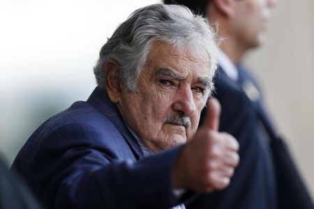 © Reuters. Uruguay's President Jose Mujica waves as he leaves the Itamaraty Palce after the 6th BRICS summit and the Union of South American Nations (UNASUR) in Brasilia