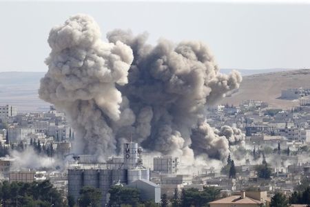 © Reuters. امريكا:قوات التحالف تشن ضربات قرب مدينة كوباني السورية