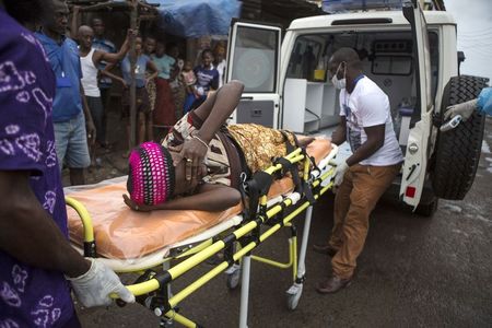 © Reuters. Grávida com suspeita de Ebola é colocada em ambulância