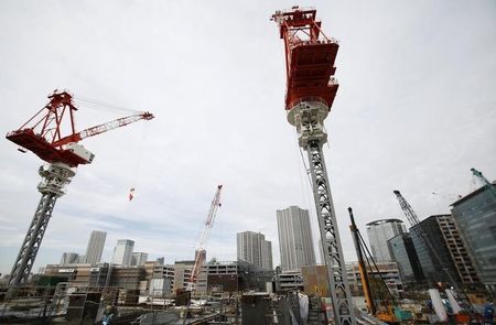 © Reuters. Heavy machineries are seen in a construction site in Tokyo