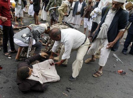 © Reuters. شاهد من رويترز: مقتل 20 شخصا على الأقل في تفجير انتحاري بالعاصمة اليمنية