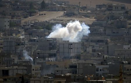 © Reuters. المرصد السوري: الدولة الإسلامية تستولي على ثلث مدينة كوباني