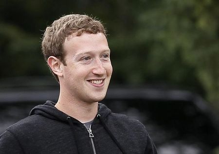 © Reuters. Facebook CEO Mark Zuckerberg walks at the annual Allen and Co. conference at the Sun Valley