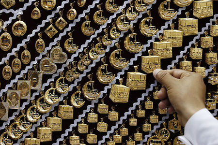 © Reuters. Продавец показывает товар в ювелирном магазине в Мекке