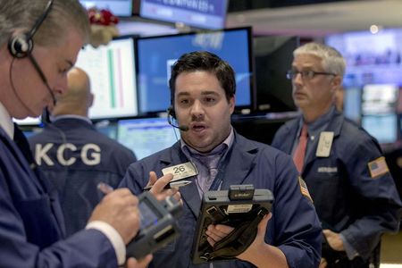 © Reuters. Traders work on the floor of the New York Stock Exchange