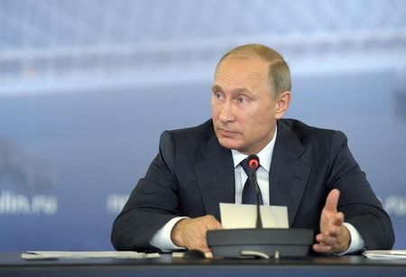 © Reuters. Russian President Vladimir Putin chairs a meeting of the State Council Presidium on the road network issues in Novosibirsk