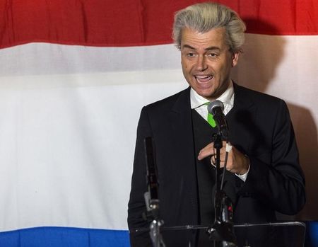 © Reuters. Far-right politician Geert Wilders of the anti-immigration Dutch Freedom (PVV) Party speaks at a PVV rally after the European Parliament elections in the Hague