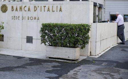 © Reuters. A man stands in front of the Bank of Italy in Rome