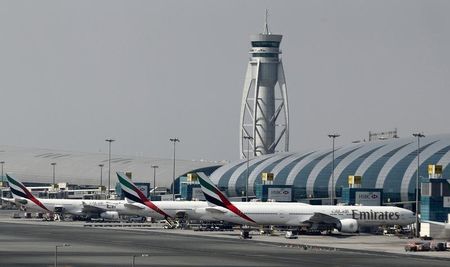 © Reuters. مجلة: رئيس طيران الإمارات لا يرى ضرورة لأنظمة جديدة لتتبع الطائرات