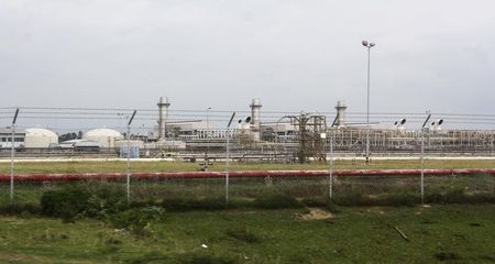 © Reuters. A view of an oil refinery owned by ExxonMobil is seen in Lhokseumawe in Indonesia's Aceh province