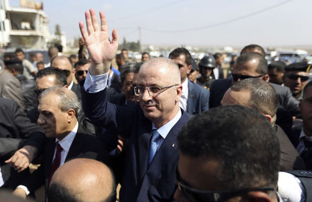 © Reuters. رئيس الوزراء الفلسطيني يصل إلى غزة لرئاسة أول اجتماع للحكومة