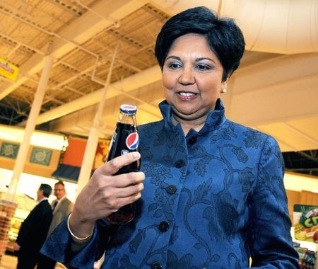 © Reuters. PepsiCo CEO Indra Nooyi checks products at the Tops SuperMarket in Batavia
