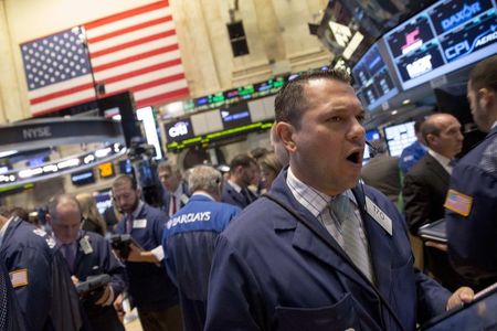 © Reuters. Wall Street abre a la baja ante preocupaciones por crecimiento global