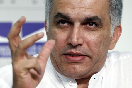 © Reuters. Nabeel Rajab, president of the Bahrain Center for Human Rights, gestures during a conference at the Swiss Press Club in Geneva