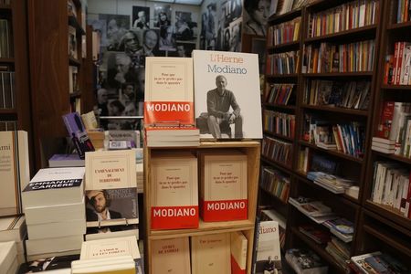 © Reuters. Books by French writer Patrick Modiano are displayed at the bookstore of French publishing house Gallimard in Paris