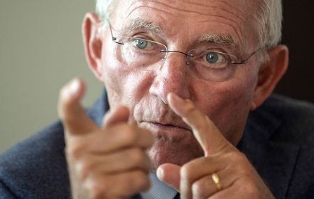 © Reuters. El ministro de Finanzas alemán, Wolfgang Schaeuble, durante una entrevista con Reuters en Berlín 