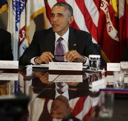 © Reuters. U.S. President Obama meets with military senior leadership for an update on the campaign to combat Islamic State, at the Pentagon in Washington