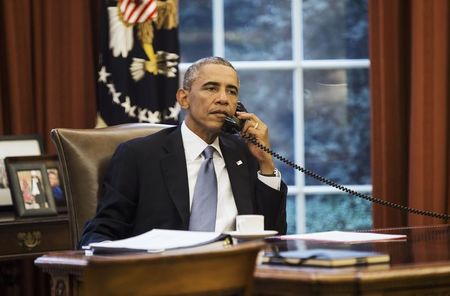© Reuters. U.S. President Obama speaks on the phone with Saudi Arabia's King Abdullah from the Oval Office of the White House in Washington