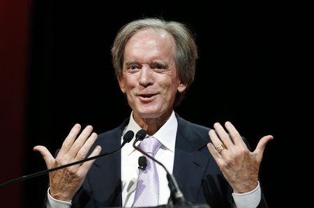 © Reuters. Bill Gross, co-founder and co-chief investment officer of Pacific Investment Management Company (PIMCO), speaks at the Morningstar Investment Conference in Chicago