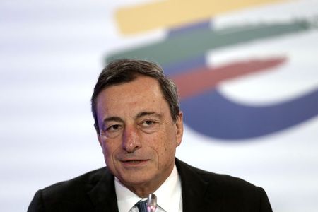 © Reuters. دراجي يتوقع ان يرتفع التضخم في منطقة اليورو إلي 2% بحلول 2016 أو 2017
